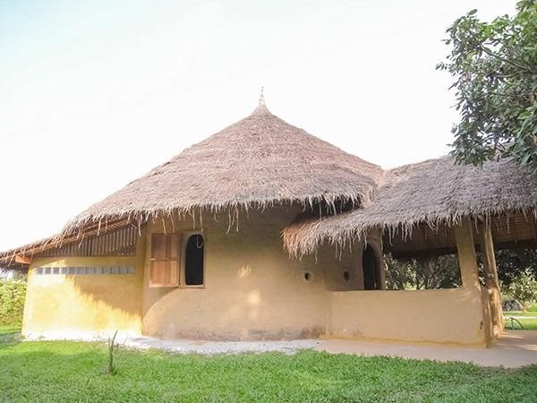 完成当時の土の家の外観